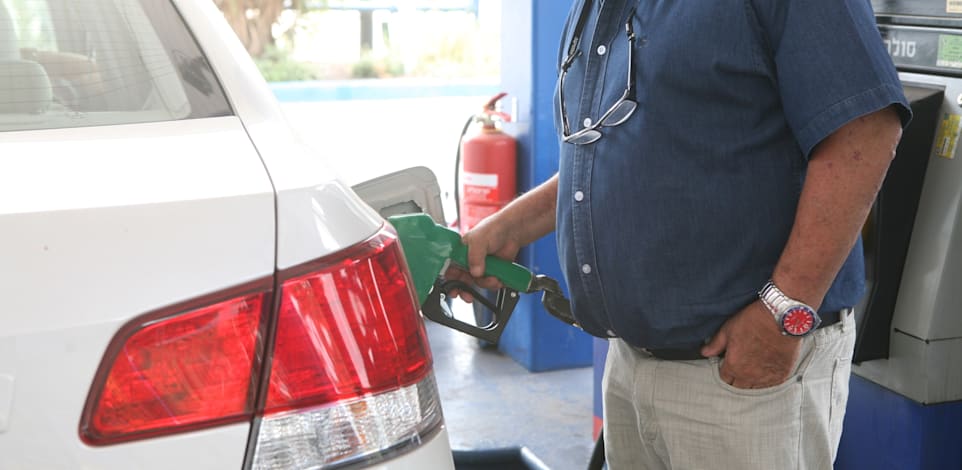 אנשים ממלאים דלק - תחנת דלק / צילום: עינת לברון