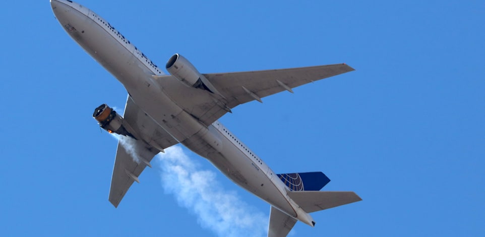 המנוע של טיסה 382 עולה באש באוויר / צילום: Reuters, Hayden Smith/@speedbird5280/Handout