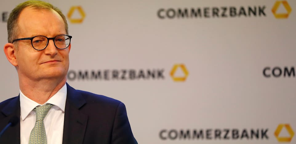 מנכ"ל "קומרצבנק", מרטין זילקה. המסר של הבנק: שלמו 0.5% ריבית על הפקדונות או שתעזבו / צילום: Reuters, KAI PFAFFENBACH