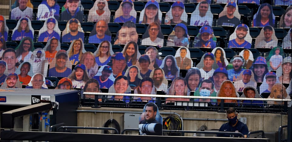 מגזרות נייר של הצופים במשחק בייסבול ללא קהל ומקדימה חיתוך נייר של צלם הניו יורק טיימס שנפטר מנגיף הקורונה / צילום: Associated Press, Adam Hunger