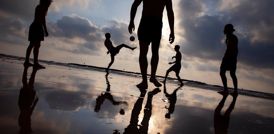 צעירים משחקים בחוף / צילום: Associated Press, Oded Balilty