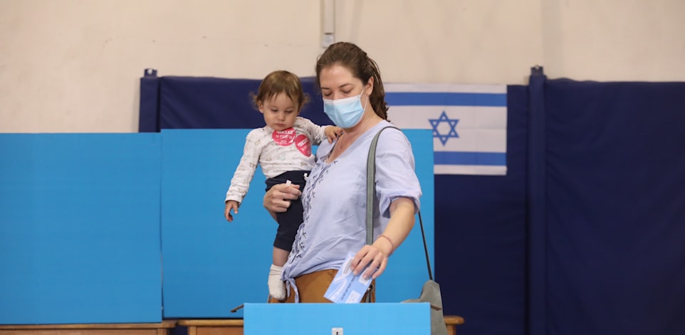 מצביעים בבחירות 2021. פעם רביעית בתוך שנתיים / צילום: מארק ישראל סלם - הארץ