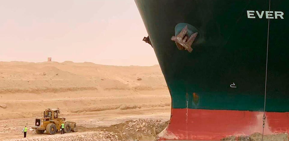 ספינת הענק האבר גיבן תקוע בתעלת סואץ' / צילום: Associated Press, Suez Canal Authority