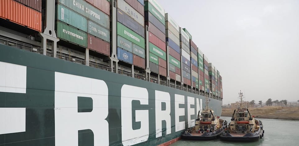 ספינת אבר גיבן תקועה בתעלת סואץ / צילום: Reuters, רשות תעלת סואץ