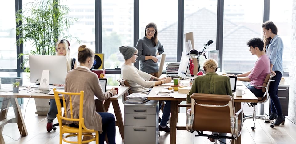 העובדים מתחילים לחזור למשרדים / צילום: Shutterstock, Rawpixel.com