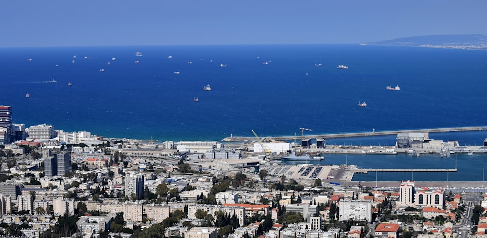 אוניות שמחכות להיכנס לנמל חיפה שטות בים / צילום: פאול אורלייב