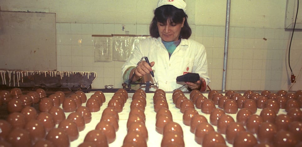 עובדת במפעל קרמבו, 1989 / צילום: לע''מ - נתן אלפרט