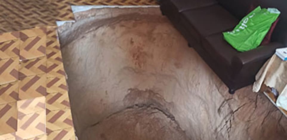 הבור שנפער בסלון של הדירה / צילום: דוברות המשטרה