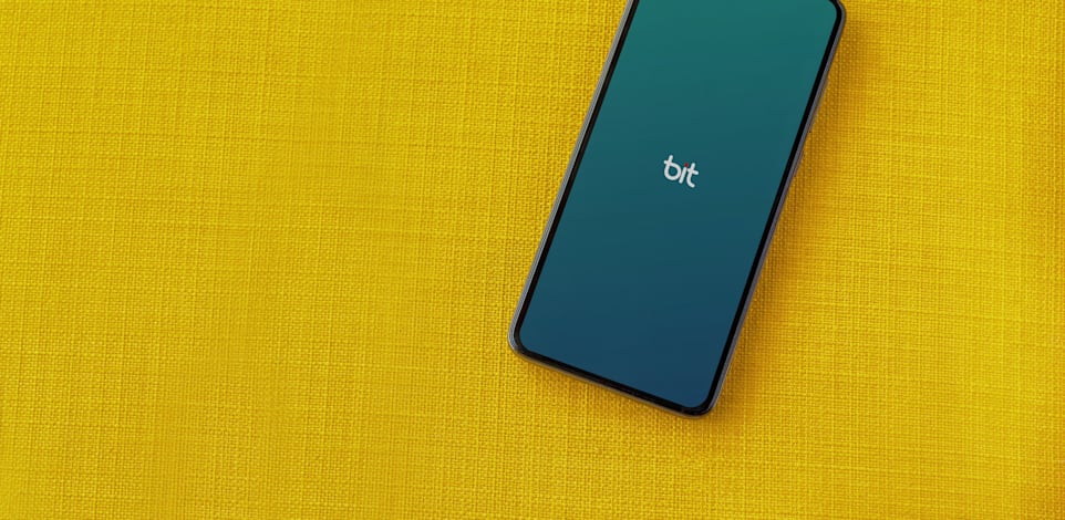 אפליקציית bit / צילום: Shutterstock, Maor Winetrob
