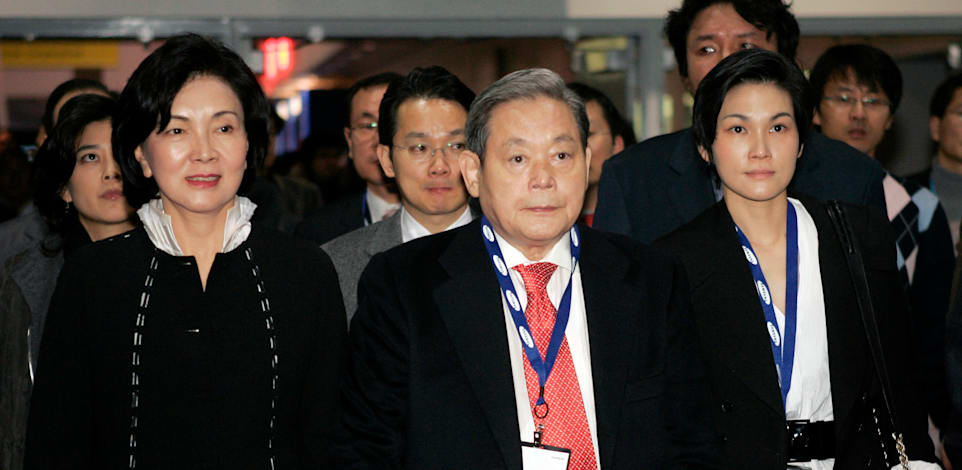 מנכ"ל סמסונג המנוח לי קון־הי עם אישתו ובתו ב-2010