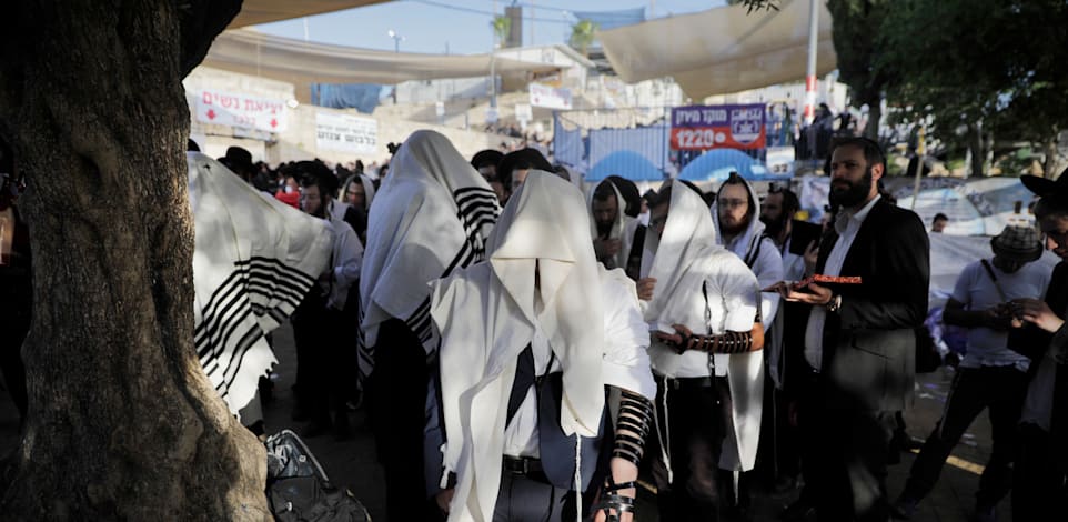 מתפללים בסמוך למקום האסון בהר מירון