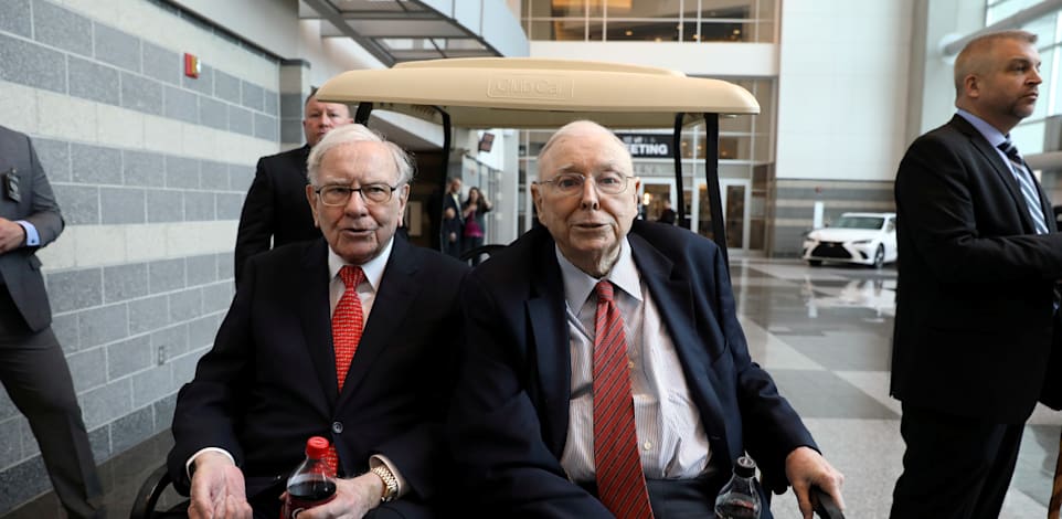 וורן באפט (משמאל) וסגנו בברקשייר הת'וואיי צ'ארלי מנגר / צילום: Reuters, Scott Morgan