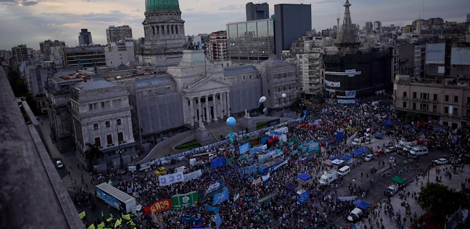 הפגנה בעד הטלת מס העושר מול בניין הקונגרס בבואנוס איירס, נובמבר 2020 / צילום: Associated Press, Victor R. Caivano
