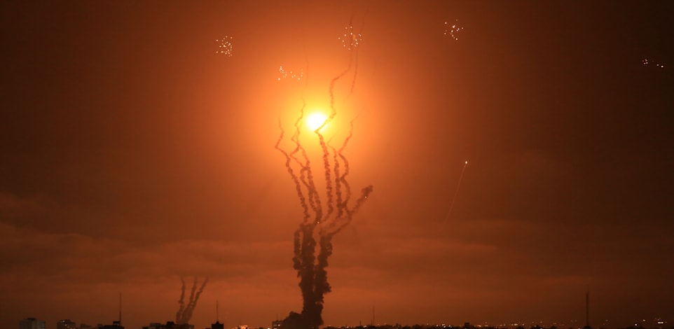 מערכת כיפת ברזל מיירטת רקטות שנורו על ידי חמאס לכיוון ישראל / צילום: Reuters