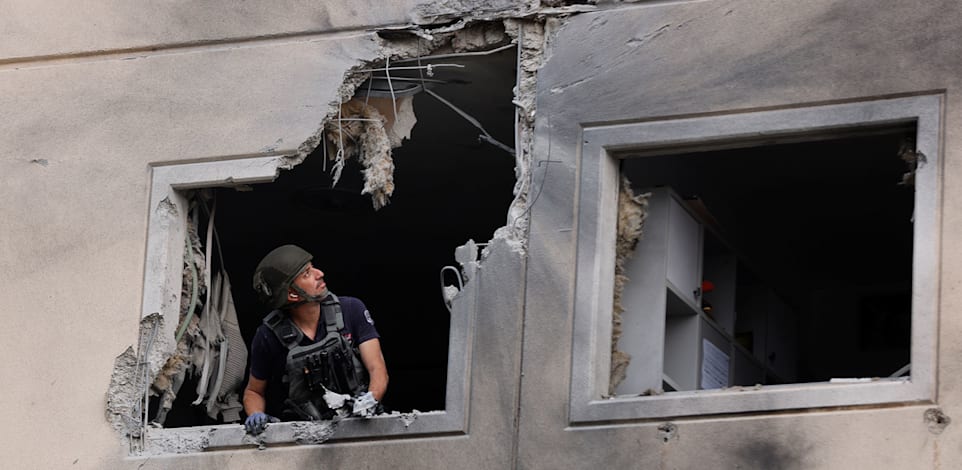 פגיעה בבניין באשקלון / צילום: Reuters, Amir Cohen