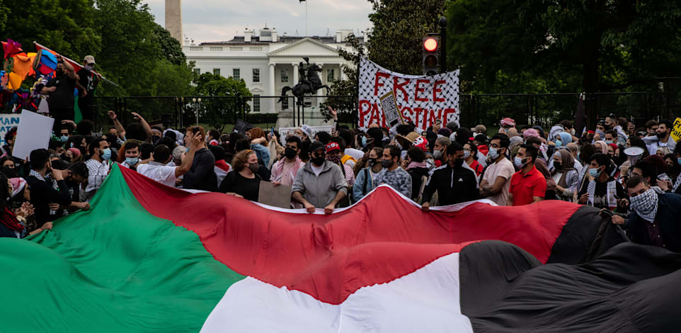 הפגנה של תומכים פרו־פלסטינים בתחילת השבוע מול הבית הלבן / צילום: Reuters, Alejandro Alvarez