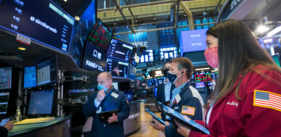 סוחרים בבורסת ניו יורק / צילום: Associated Press, Courtney Crow/New York Stock Exchange