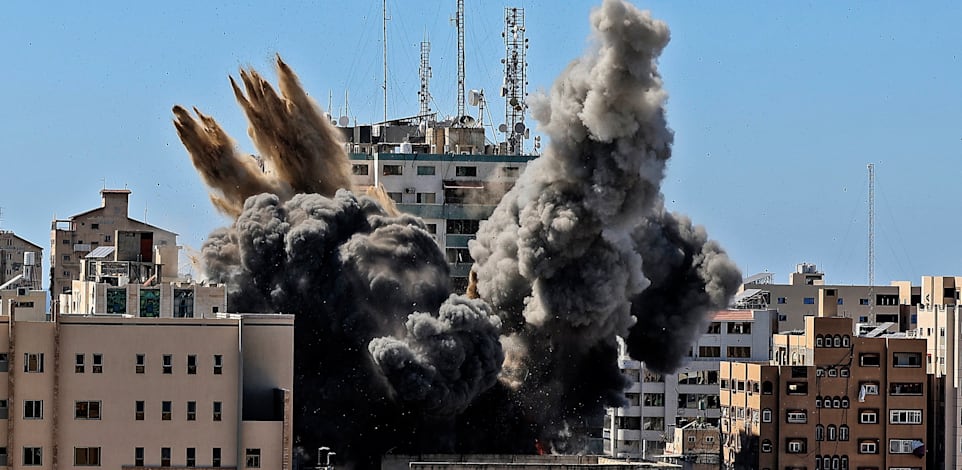 הפצצת מגדל התקשורת בעזה. חמאס לא אהוד באמירויות / צילום: Associated Press, Mahmud Hams