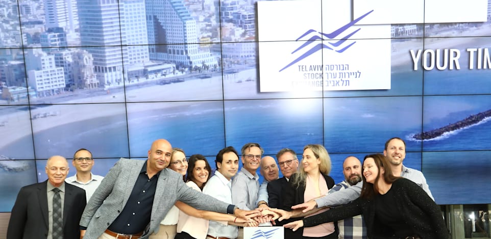 בכירי חברת נאייקס, עם איתי בן זאב, מנכ''ל הבורסה והיו''ר אמנון נויבך, פותחים את המסחר בבורסה בתל אביב צילום: סיון פרג' / צילום: סיון פרג'