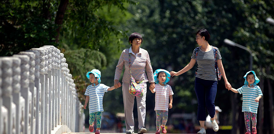 נשים עם ילדים בפארק בבייג'ינג'. שיעור הילודה בסין נמוך מאוד