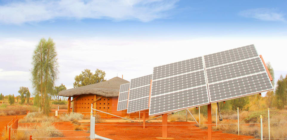 פאנלים סולריים במדבר באפריקה / צילום: Shutterstock, ngehogenbijl