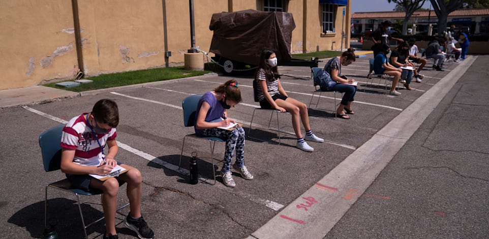 נוער בגילאי 12-15 מחכה בתור להתחסן נגד הקורונה בקליפורניה, ארה"ב