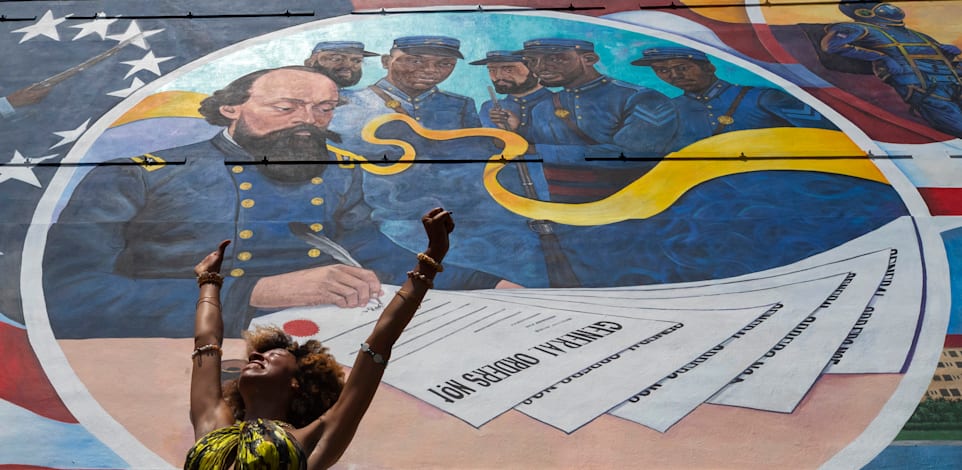 הרקדנית פרסליה מיי מבצעת ריקוד בחניכת ציור הקיר החדש / צילום: Associated Press, Stuart Villanueva