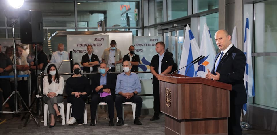 ראש הממשלה נפתלי בנט נואם בנתב"ג וברקע השרים עמר בר-לב, ניצן הורוביץ, מרב מיכאלי ואיילת שקד בנתב"ג / צילום: יוסי זמיר