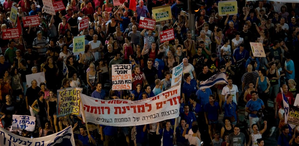 הפגנה נגד יוקר המחיה, אוגוסט 2011, תל אביב / צילום: Associated Press, Ariel Schalit