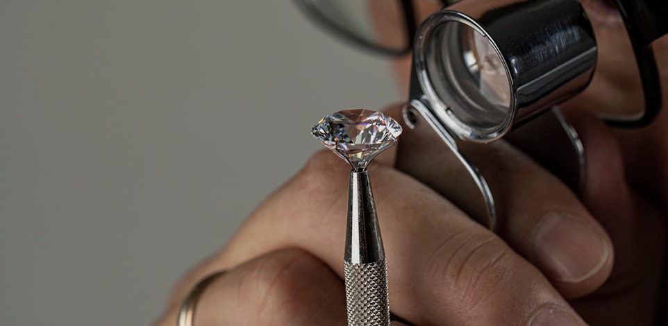 עיבוד יהלומים בשיטה מסורתית, אותה שרין שואפת לשנות / צילום: Shutterstock