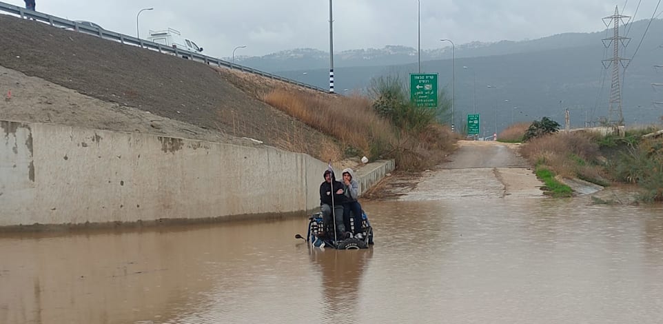 שיטפון באזור חיפה, נובמבר 2020. נתוני השירות המטאורולוגי, מראים כי בשנים האחרונות פוקדים אותנו יותר אירועי גשם, לצד עלייה בעוצמת הגשמים / צילום: חילוץ והצלה