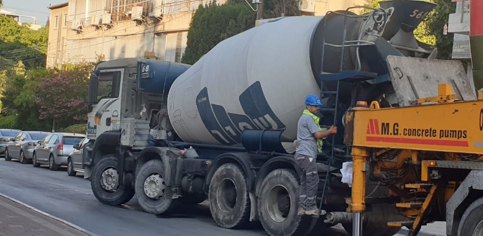 משאית בטון של חברת שפיר / צילום: גיא ליברמן