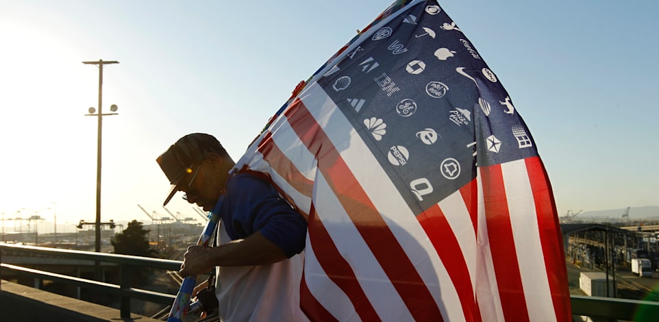 דגל ארה"ב עם לוגואים של חברות אמריקאיות במקום הכוכבים. מנכ"לי התאגידים "עברו צד" והחלו לתמוך בפומבי במטרות חברתיות