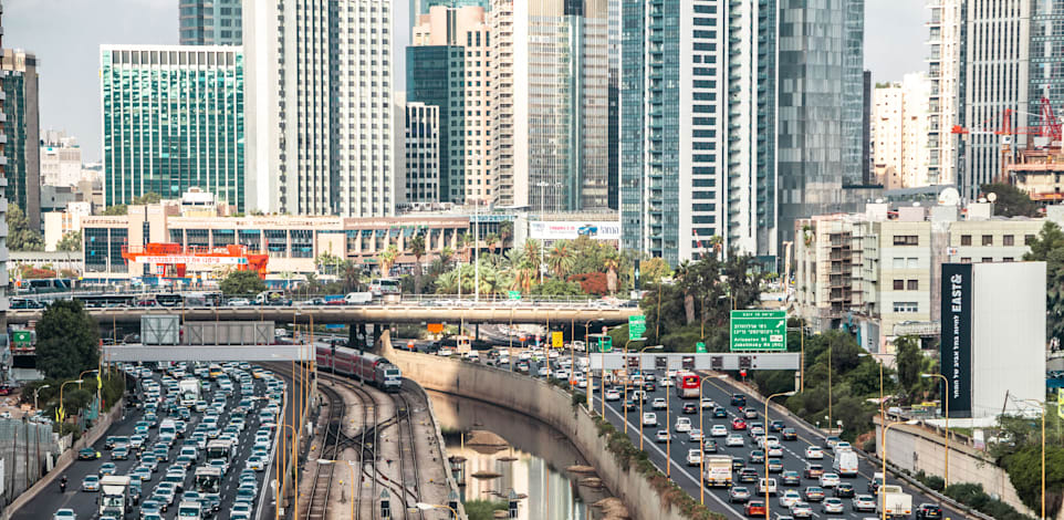 פקקים באיילון. למרות השקעות עתק בתשתיות תחבורה, היצע המערכת אינו עומד בגידול הביקוש / צילום: Shutterstock