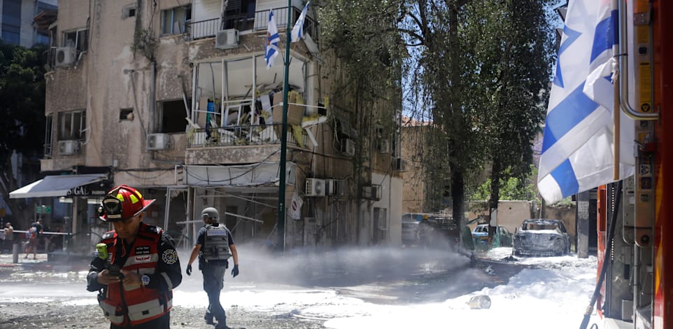 פגיעה של טיל מעזה ברמת גן במהלך מבצע שומר החומות / צילום: Reuters, NIR ELIAS