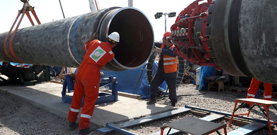 פועלים עובדים על צינור הנפט נורד סטרים 2 ב-2019 / צילום: Reuters, Anton Vaganov