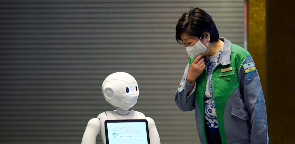 הרובוט פפר עוזר במלון קורונה ביפן / צילום: Associated Press, Eugene Hoshiko