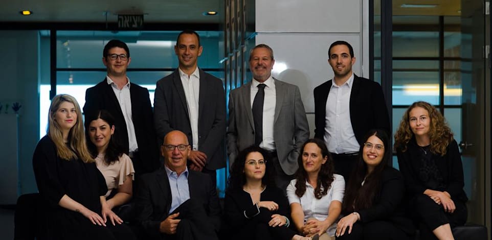 עורכי הדין עפר בר-און ורון צין ביחד עם חלק מהצוות המצטרף למשרד תדמור לוי / צילום: תומר יעקבסון