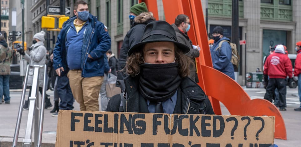 מפגין במחאת "Re-Occupy Wall Street". המפגינים מחו על הניסיונות של קרנות הגידור הגדולות לפגוע בהשקעות של "האדם הפשוט" שהקפיצו מניות רבות בבורסות / צילום: Reuters, Ron Adar / SOPA Images/Sipa USA