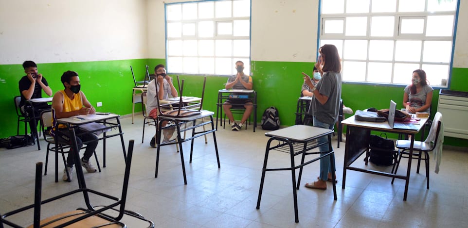 לימודים בבית ספר במתווה קורונה / צילום: Reuters, Marcelo Ochoa