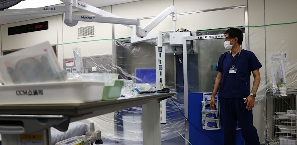 טיפול נמרץ בבית חולים בטוקיו מלא בפלסטיק כאמצעי מניעה נגד התפשטות הנגיף / צילום: Reuters, קים קיונג-הון