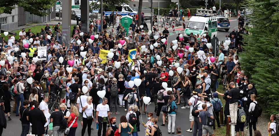 מפגינים נגד חיסונים בברלין / צילום: Reuters, Christian Mang