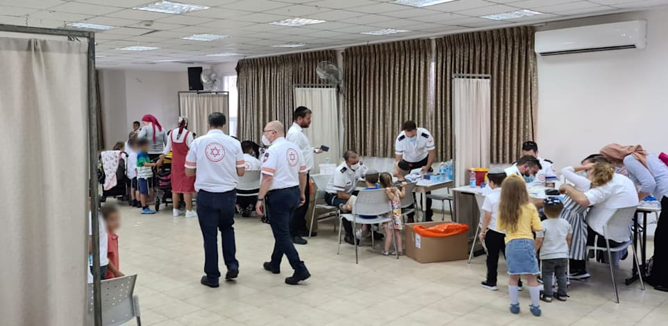 צוותי מד''א מבצעים בדיקות סרולוגיות לילדים / צילום: דוברות מד''א