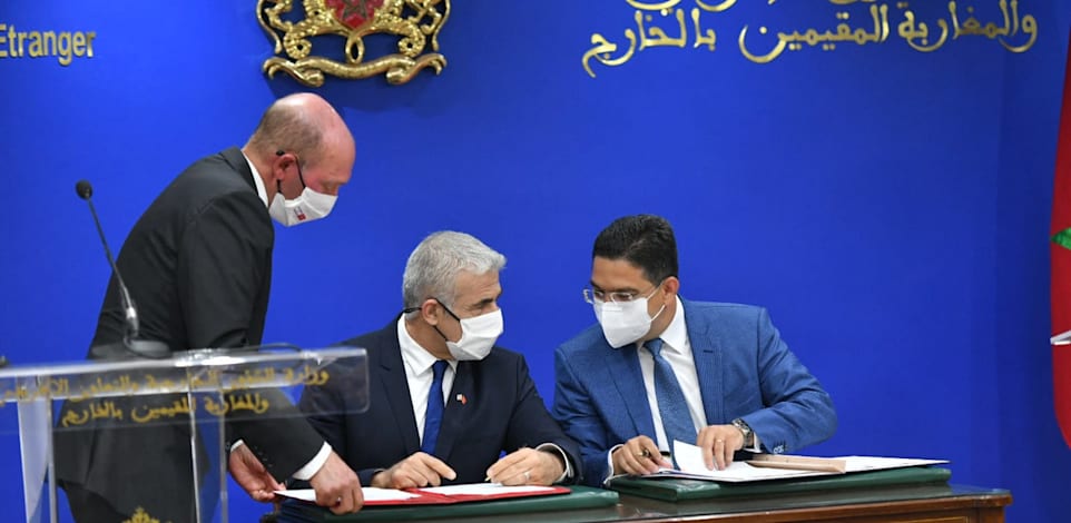 שר החוץ יאיר לפיד ושר החוץ המרוקאי חותמים על ההסכמים / צילום: שלומי אמסלם לע''מ