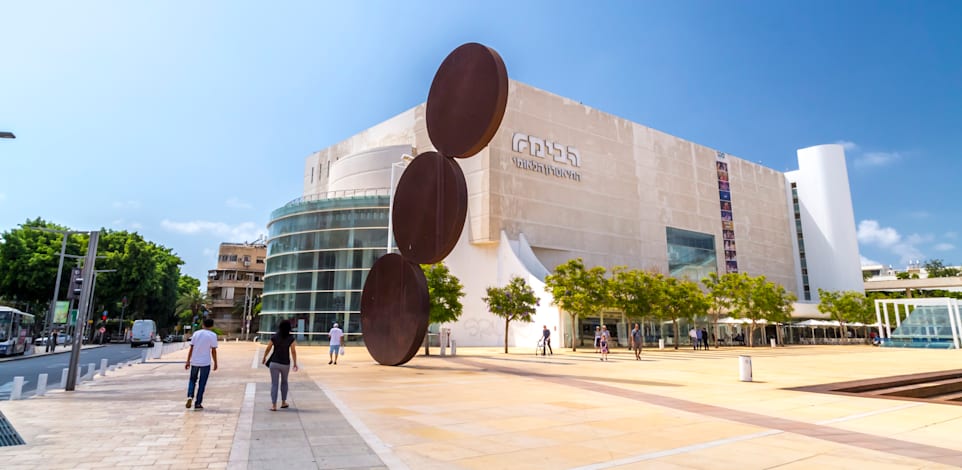 כיכר הבימה בתל אביב. בוהקת בשמש / צילום: Shutterstock