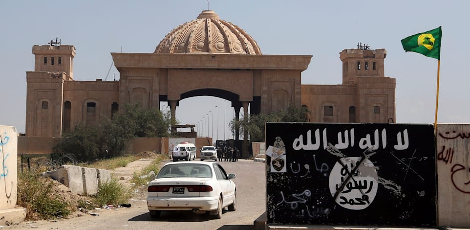דגל דאעש בתיכרית / צילום: Associated Press, Khalid Mohammed