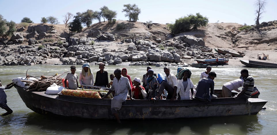 אתיופים נמלטים בסירה מחבל טיגריי לסודן / צילום: Reuters, BAZ RATNER