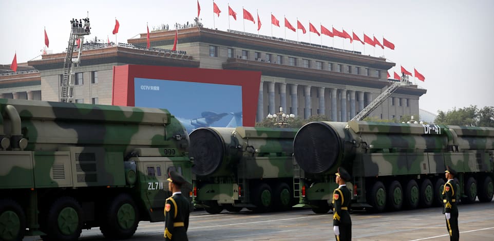 כלי רכב צבאיים סיניים נושאים טילי DF-41. הטילים מיועדים לשאת עד 10 ראשי נפץ שניתן לשלוח למטרות שונות / צילום: Associated Press, Mark Schiefelbein