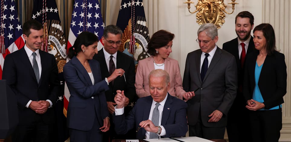 הנשיא ביידן חותם על הצו הנשיאותי לקידום התחרות, ביולי / צילום: Reuters, EVELYN HOCKSTEIN