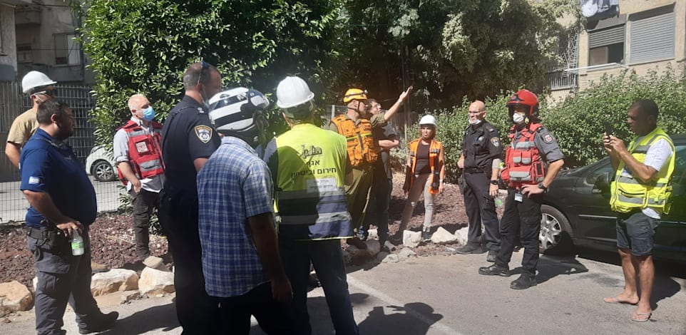 צוותים מחוץ לבניין / צילום: עיריית חולון